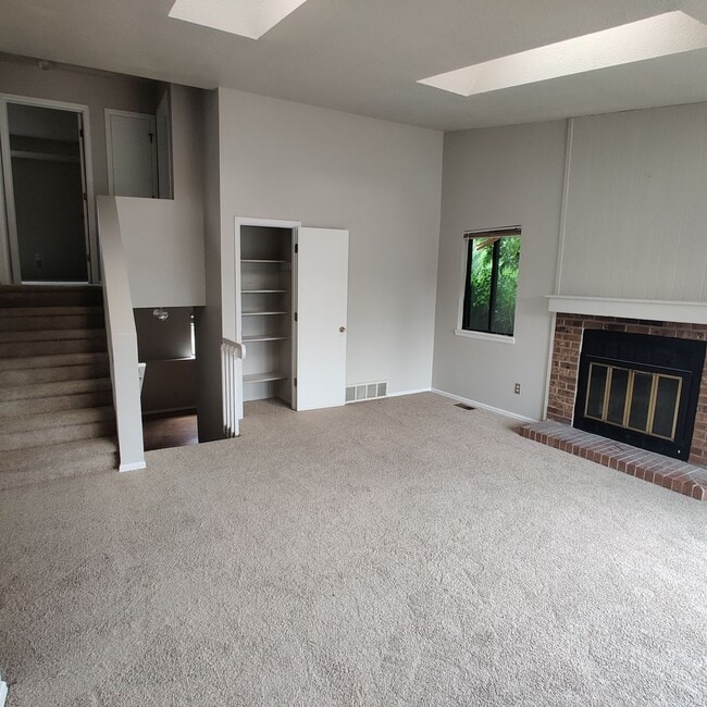 Foto del edificio - Beautiful 3 bedroom, tri-level home availa...