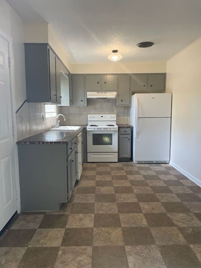 Building Photo - Clean, Move in Ready 4 Bedroom Home