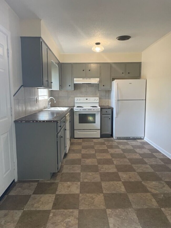 Foto del edificio - Clean, Move in Ready 4 Bedroom Home
