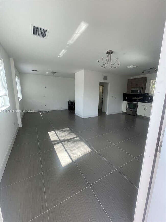 Foto del edificio - 545 NW 121st St