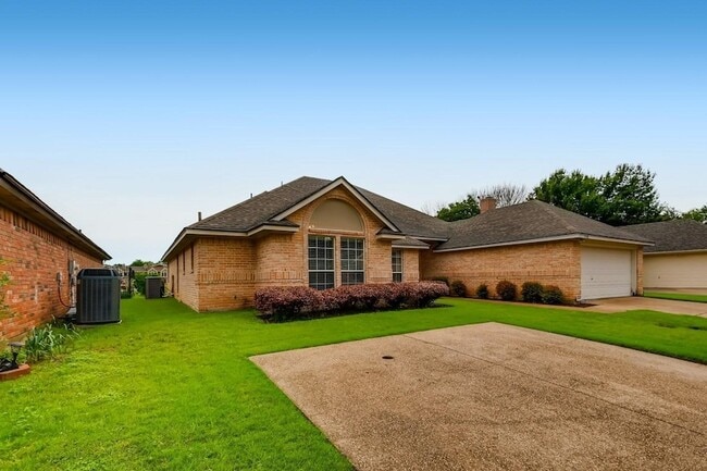 Building Photo - 5930 River Bend Dr