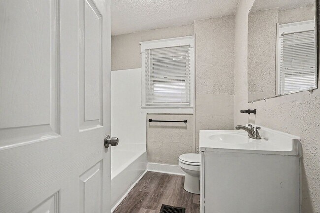 Foto del edificio - 3205 E 31st St