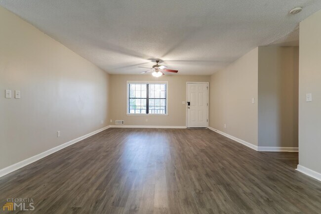 Foto del edificio - 5823 Meadow View Ln