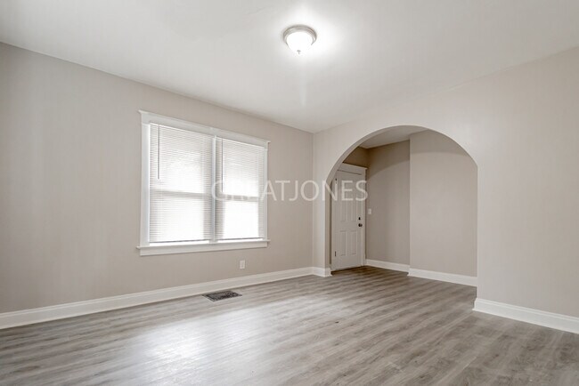 Building Photo - Charming 2 Bedroom in St. Louis!