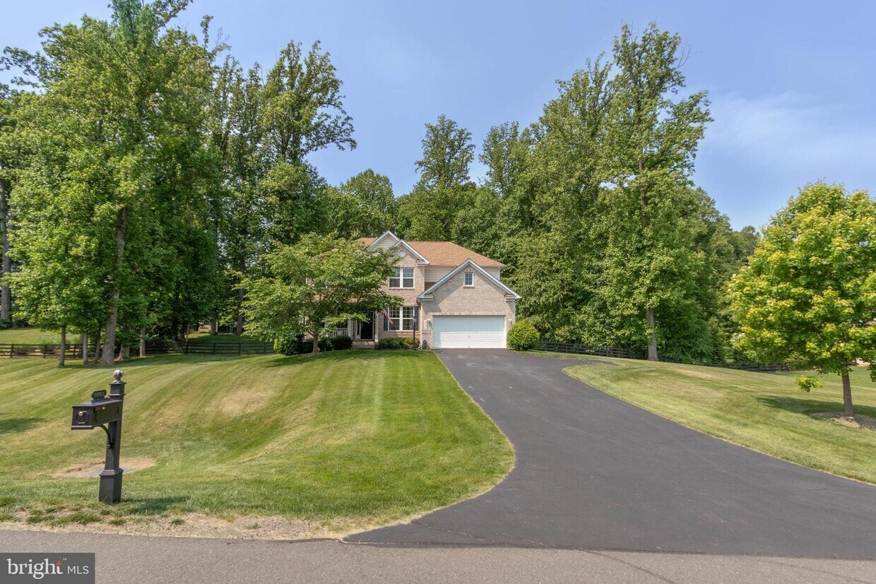 Primary Photo - 8061 Side Hill Dr