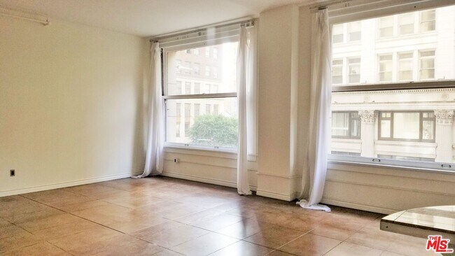 Foto del edificio - 215 W 7th St