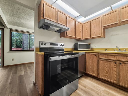 Foto del edificio - AVAILABLE NOW! Thoughtfully Updated Kingsgate Home with Fireplace and Fenced Yard