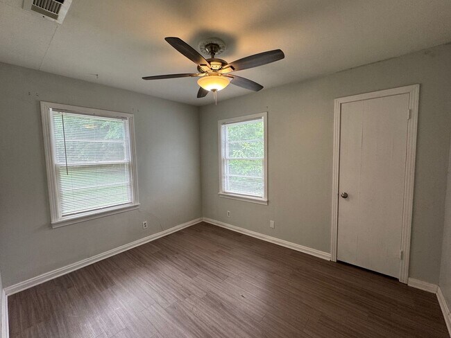 Building Photo - Updated Central Waco Home
