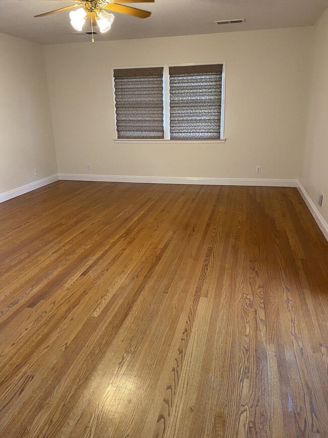 Large Master Bedroom - 1536 Winchester Ave