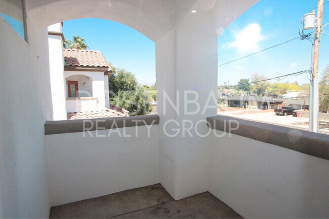 Building Photo - Gorgeous 2-beds, 2-baths condo in the pres...