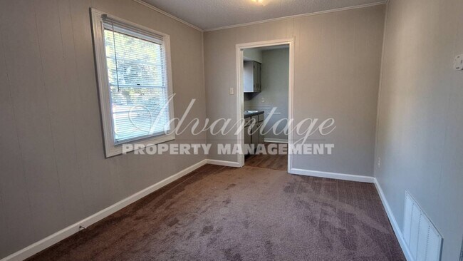 Foto del edificio - Newly Renovated 3 Bedroom / 1 Bathroom  Ho...