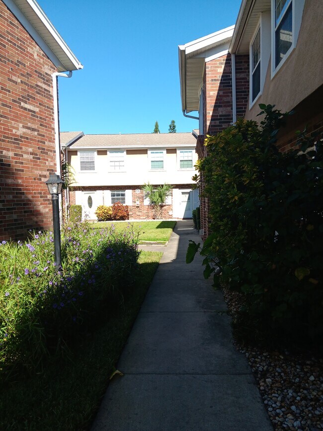 Building Photo - 2200 S Palmetto Ave