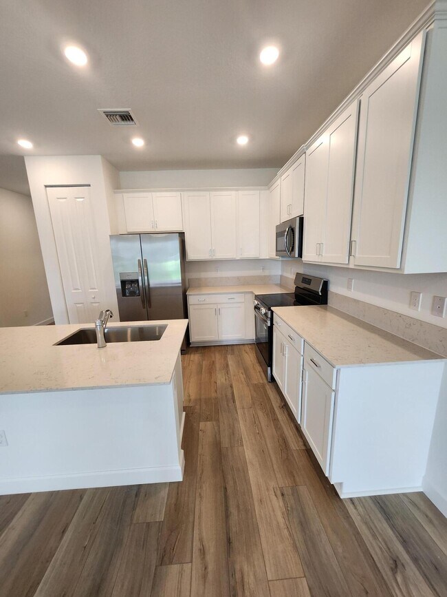 Building Photo - 5684 Divine Dr