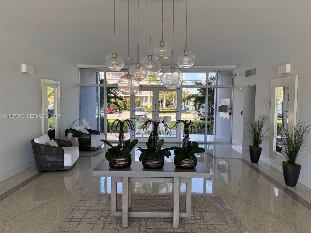 Foto del edificio - 9381 E Bay Harbor Dr