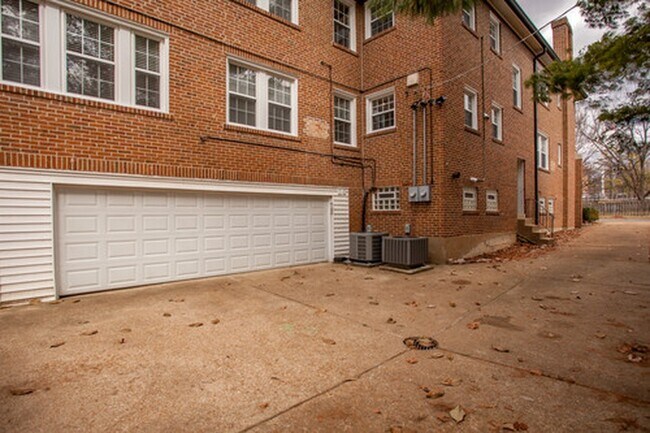 Garaje en el nivel inferior - 7230 Pershing Ave