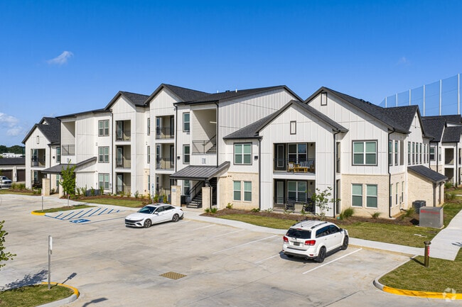 Building Photo - Silo Creek Apartments