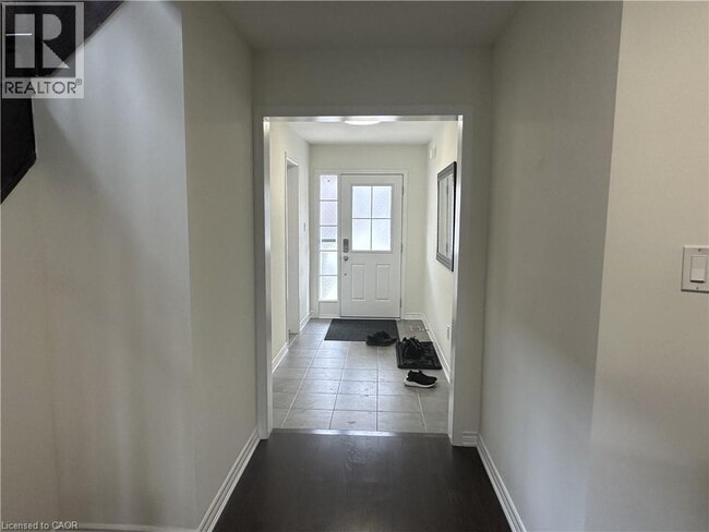 Building Photo - 304 Shady Glen Cres