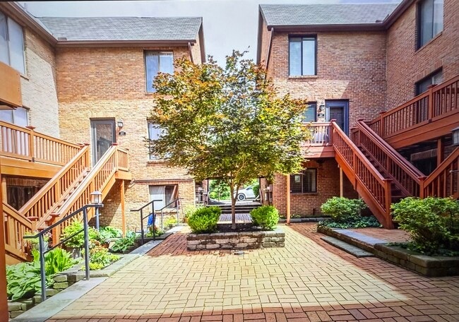 Building Photo - 287 Lear St