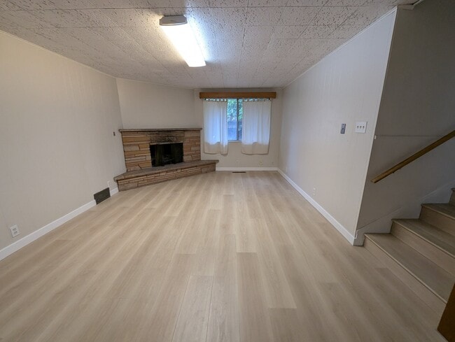 Building Photo - 186 E 700 N