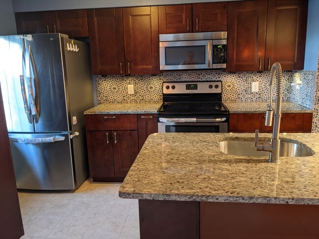 Stainless steel appliances, brand new dishwasher - 2854 S Meade St