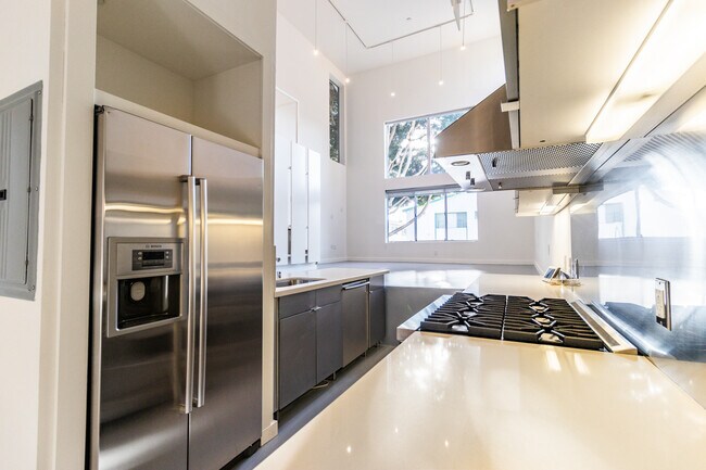 Foto del edificio - 1040 N Curson Ave