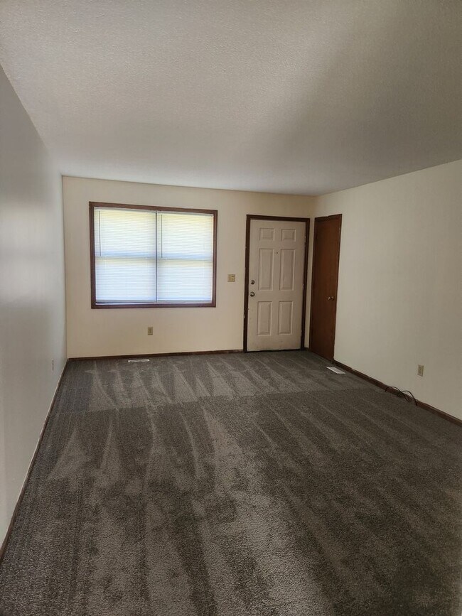 Building Photo - 413 N Ridgeview Dr