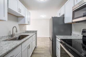 Interior Photo - 873 West Boulevard