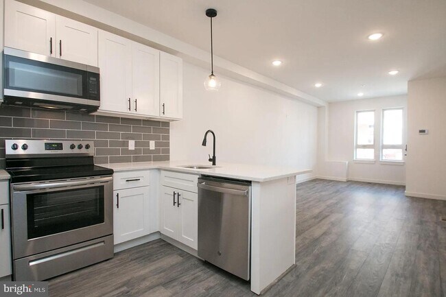 Building Photo - 15 Farson St