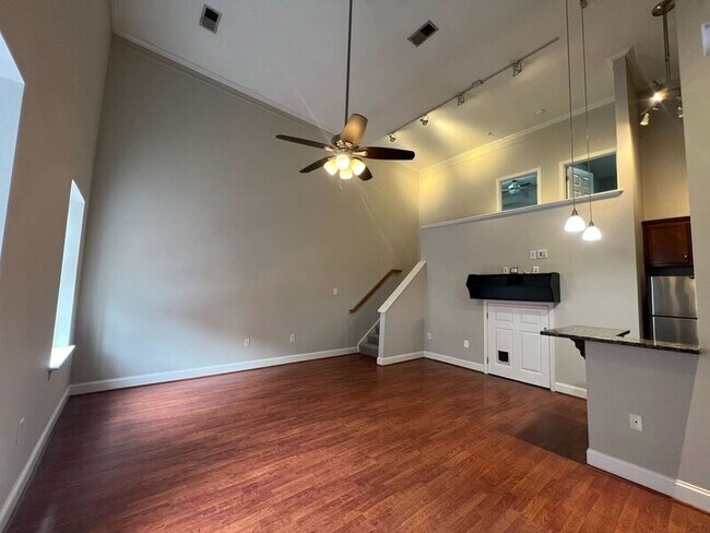 Building Photo - 2418 E Franklin St