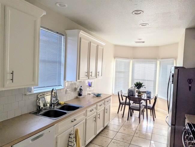 Building Photo - 2402 Raintree Village Dr