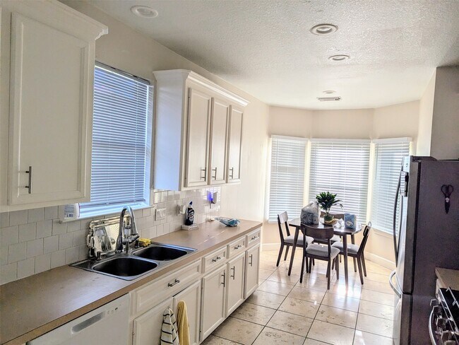 Foto del edificio - 2402 Raintree Village Dr