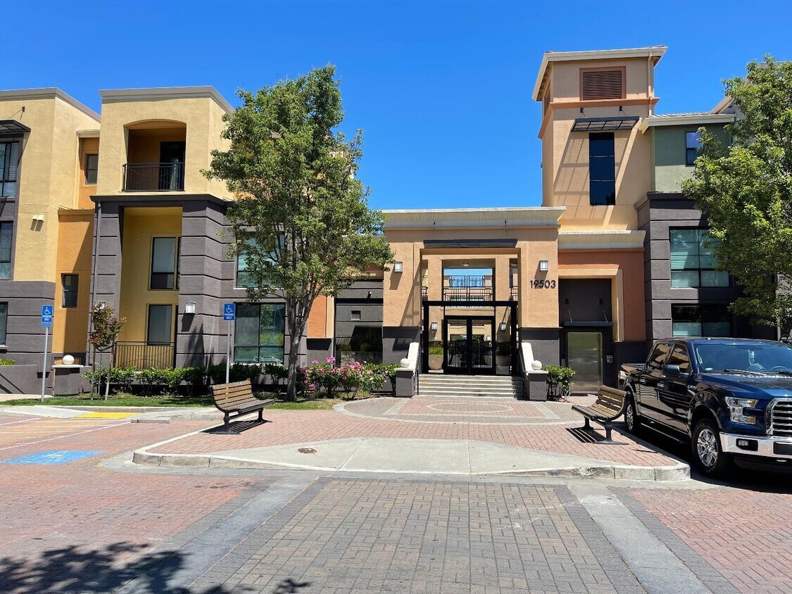Foto principal - 19503 Stevens Creek Blvd
