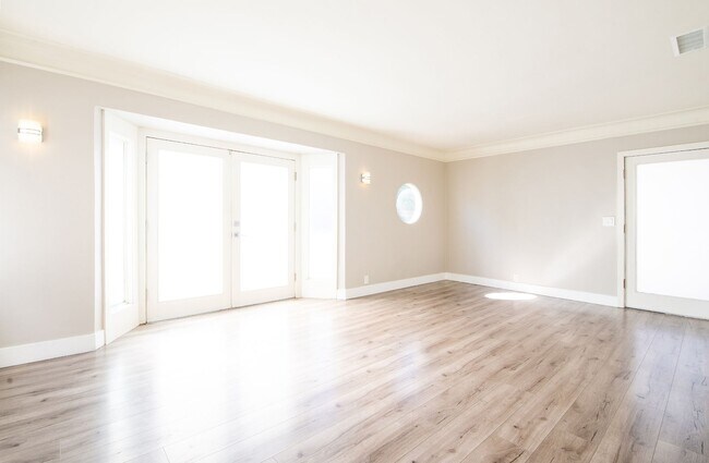 Building Photo - Apartment - 2 Bedrooms / 1 Bath - Long Beach