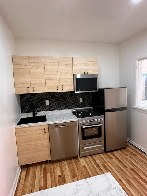 Newly remodeled kitchen/new appliances - 2748 Walnut St