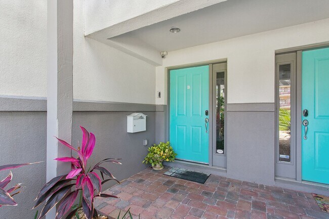 Building Photo - Beach living in beautiful furnished home!!