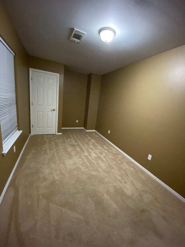 Building Photo - 35 Camily Ct