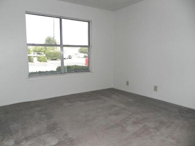 Building Photo - 540 East Bethany Drive