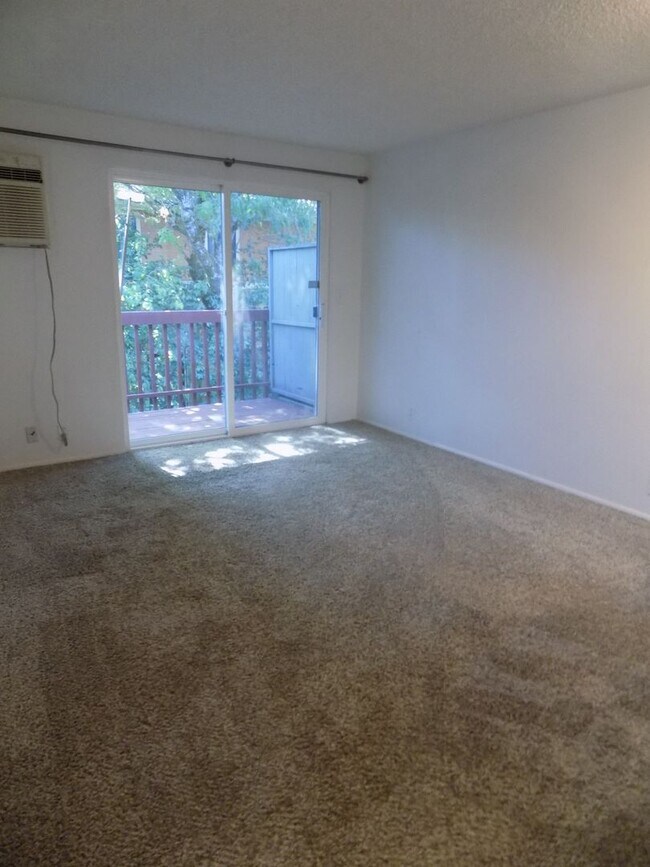 Building Photo - Winter Special-$500 Off-Spacious Three Bedroom, One & half Bathroom Townhouse Condo!