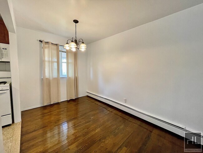 Foto del edificio - Large 3 bed with balcony near the R/W and ...