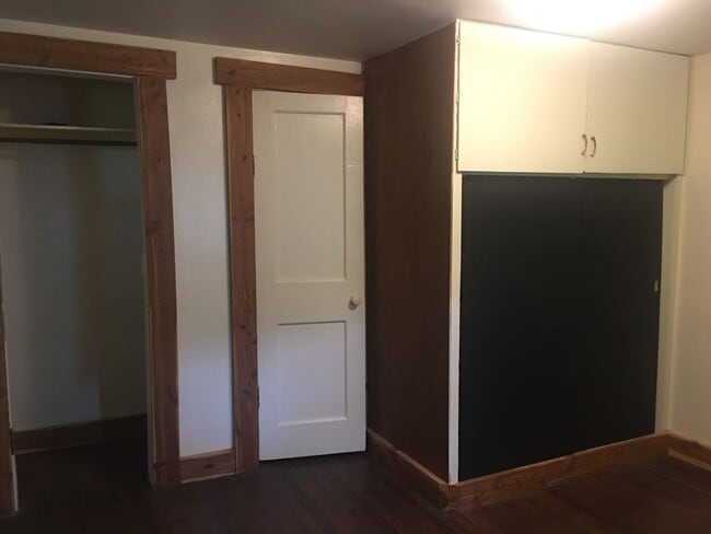 Building Photo - 1 bedroom , 1 bath Studio Duplex