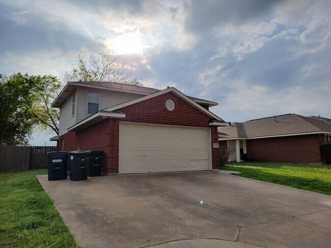 Foto del edificio - College Station - 4 bedroom - 4 bath - Fenced in yard / Home in Steeplechase Neighborhood.