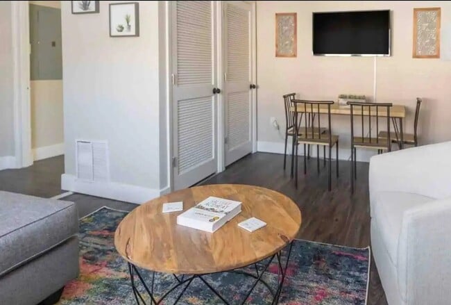 Building Photo - 2 Bedroom 1 Bath in Prime Location