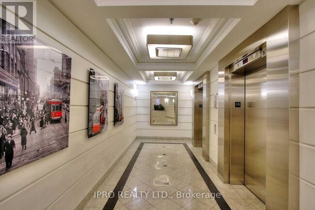 Photo du bâtiment - 711-711 Bay St.