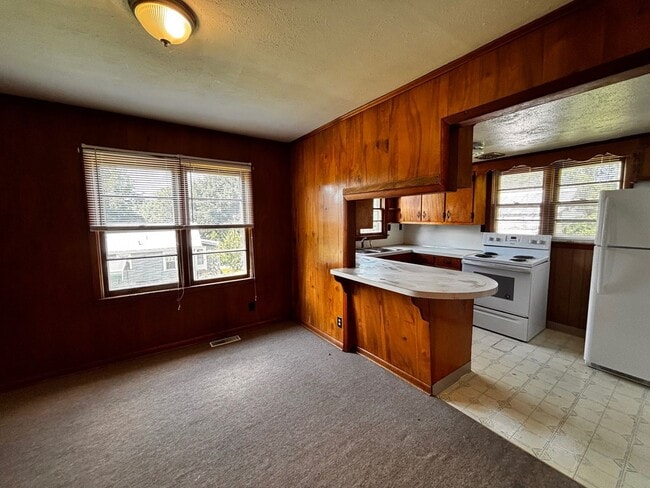 Building Photo - Affordable. Big yard. Close to Everything in JC