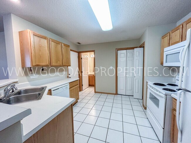 Foto del edificio - 2 Bedroom 1.5 Bathroom Townhome in West De...