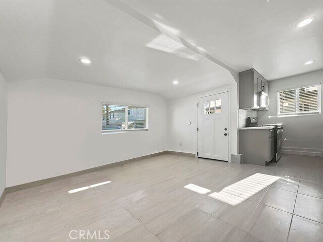 Foto del edificio - 8622 Lampson Ave
