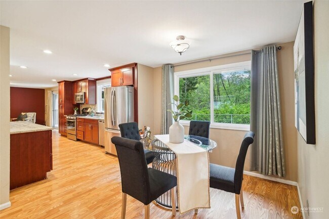 Foto del edificio - Spacious 3 Bedroom Home In Mountlake Terra...