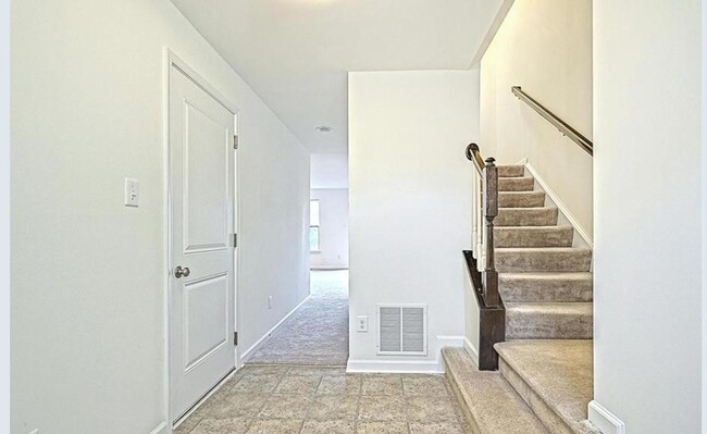 Building Photo - Regent's Glen - 3 bedrooms 2.5 baths!