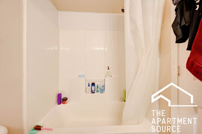 Foto del edificio - 3215 W Armitage Ave