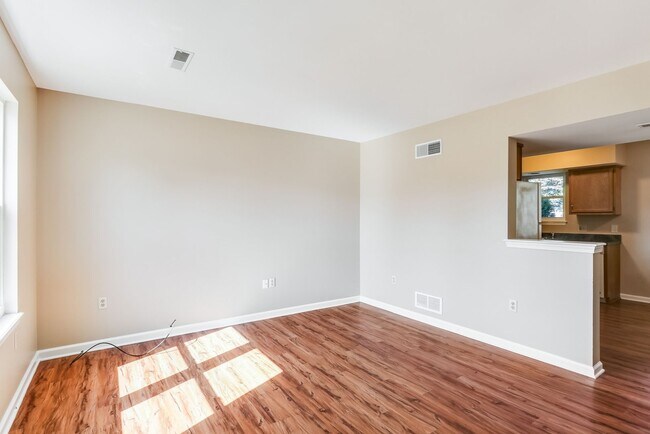 Foto del edificio - Three bedroom two bathroom end unit townhouse